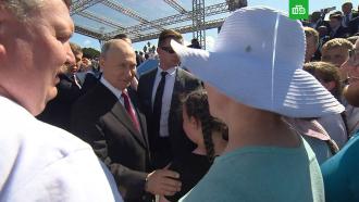 Путин пожал руку многодетному отцу из Магадана после парада ВМФ в Петербурге 