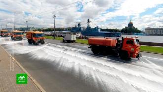 Поливальные машины оперативно очистили набережные Петербурга после Дня ВМФ