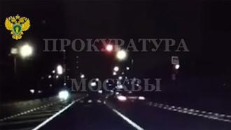 Jaguar проехал на красный и сбил самокатчика на переходе в Москве