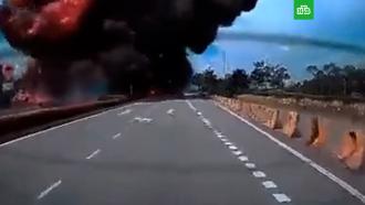 Момент крушения самолета в Малайзии попал на видео