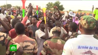 Жители Габона поддерживают мятежников