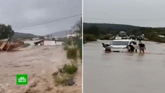 Военные моряки эвакуируют людей из затопленного села в Приморье