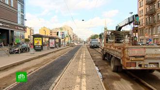 Трамвайные пути на Лиговском проспекте в Петербурге покрывают асфальтобетоном