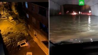 Наводнение в Стамбуле: жители сняли на видео затопленные улицы и плавающие автомобили