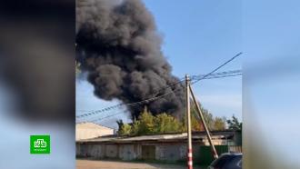 В Ленобласти ликвидировали опасный пожар на складе с горючим