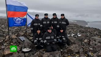 Российские моряки установили памятный знак на острове Беннета в Арктике
