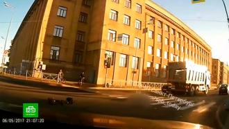 В Петербурге самосвал насмерть задавил электросамокатчика