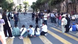 Протестующие перекрыли проспект у здания кабмина Армении