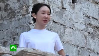 Китайская певица спела «Катюшу» в Мариуполе и покорила Сеть