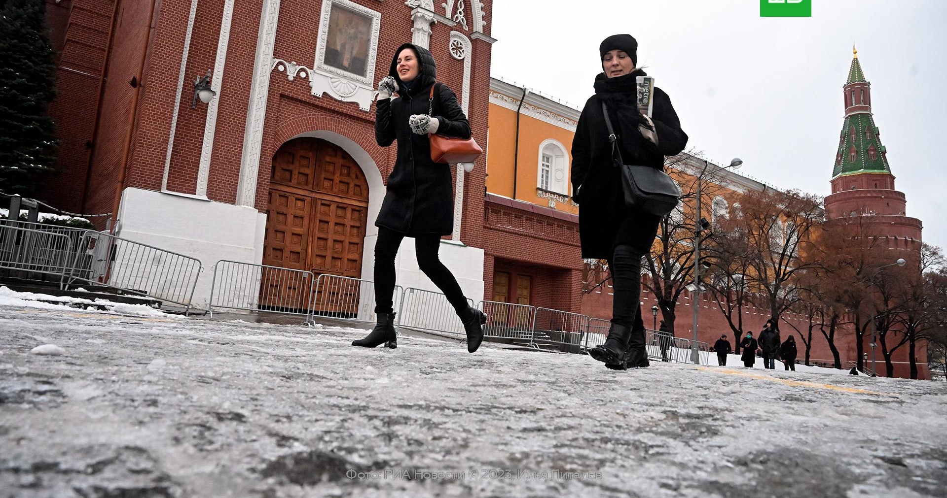 Погода москва 17 апреля. Москва зимой. Снег в Москве. Красная площадь Москва зимой. Москва в феврале.