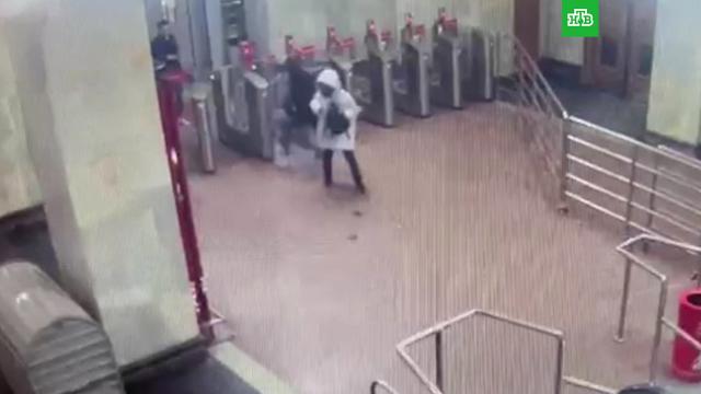 Сотрудники ОМОНа ловили неадекватную женщину в кафе в центре Петербурга – видео