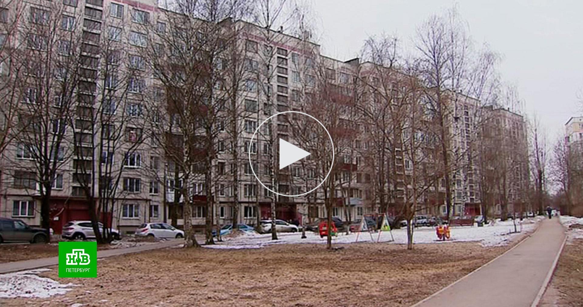 Цвет жилетки дорожника. Жкс 2 московского района. Дворник женщина спб. Мусорный бак адмиралтейского района. Мусорные баки в спб адмиралтейский район.